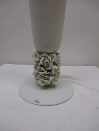 Vase mit handmodellierten Rosen