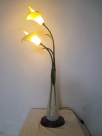 Dekorative Tischlampe - Glasvase mit Callablüten