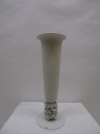 Vase mit handmodellierten Rosen